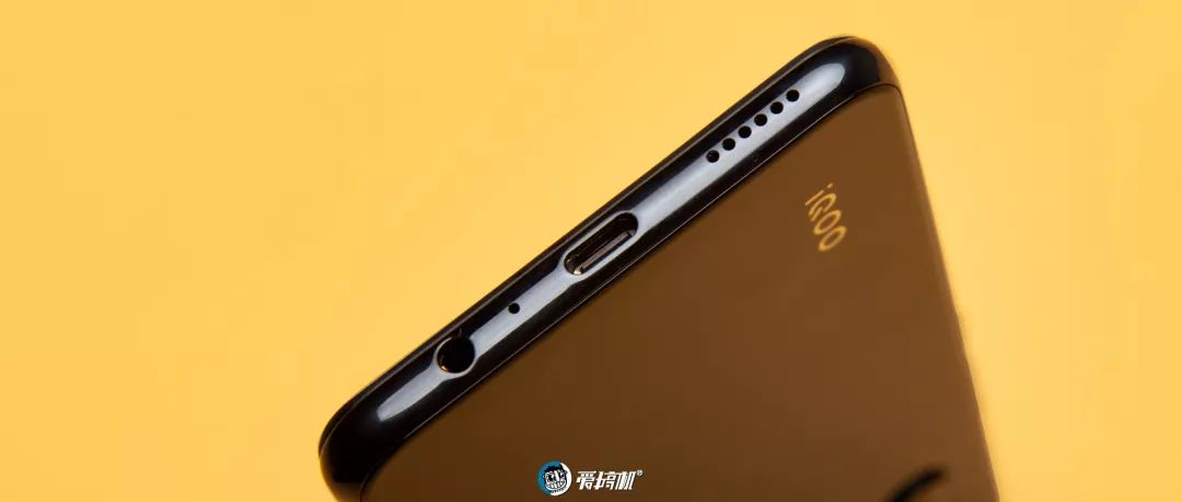 iQoo Neoの下部デザイン