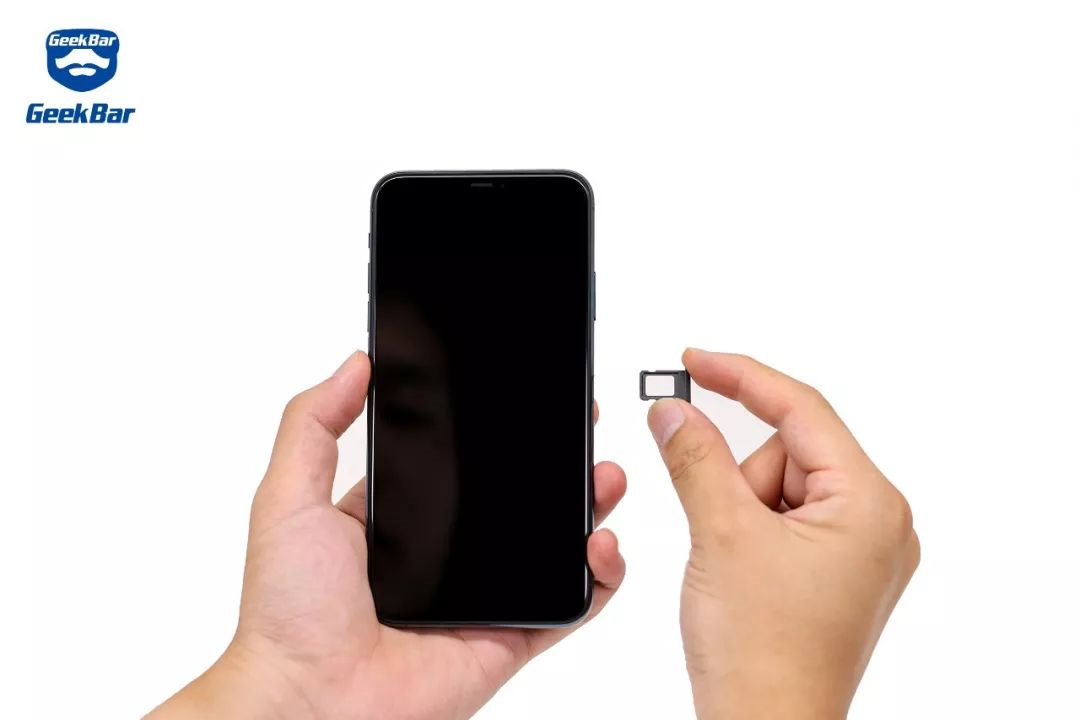 SIMカードトレーを取り出す