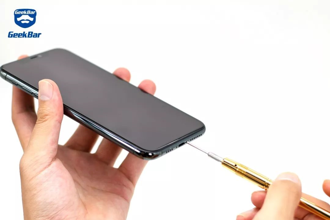 五角ビスを取り除きます