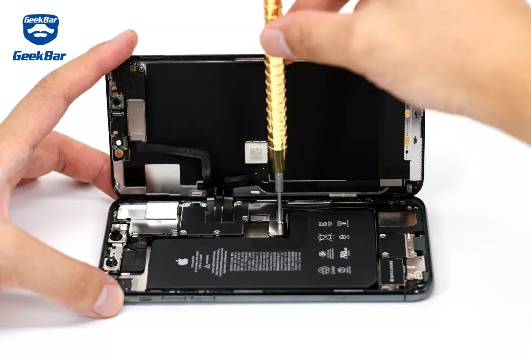 電池配線養生パネルのビスを外します。