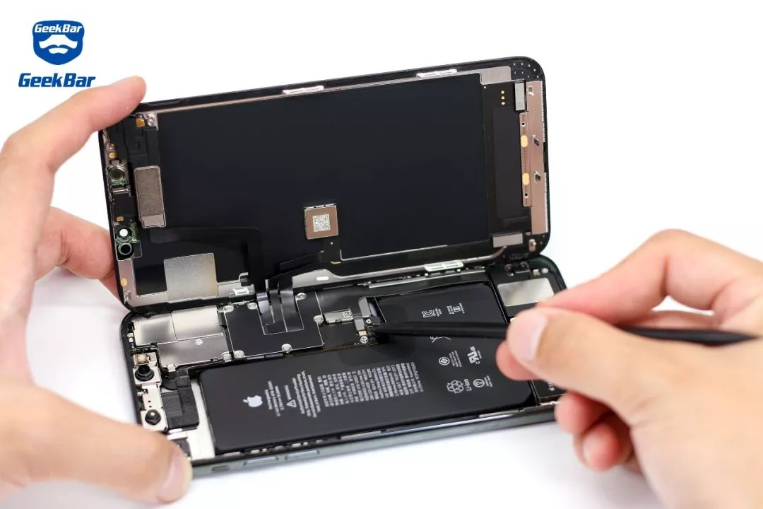 メインボートと電池との配線を外します。