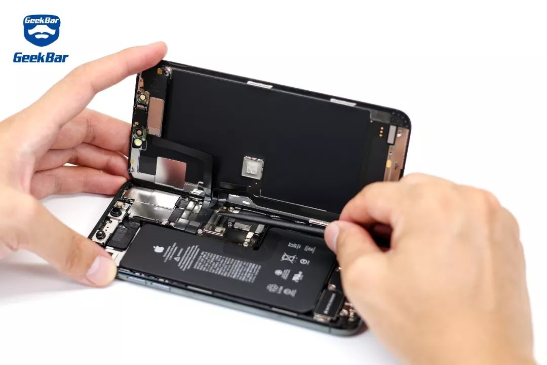 ディスプレイの表示とタッチ配線を外します。