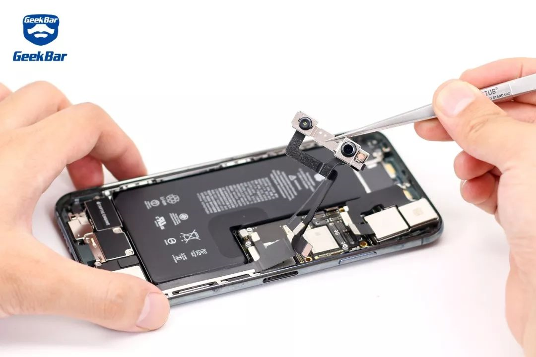 フロントカメラモジュールを外します。