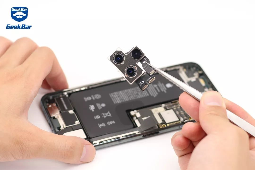 バックトリプルカメラシステムを取り外します。