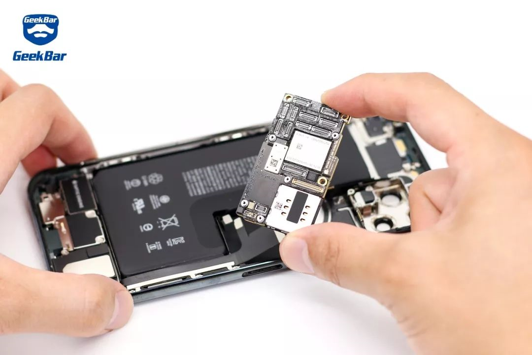 メインボードを取り出す。