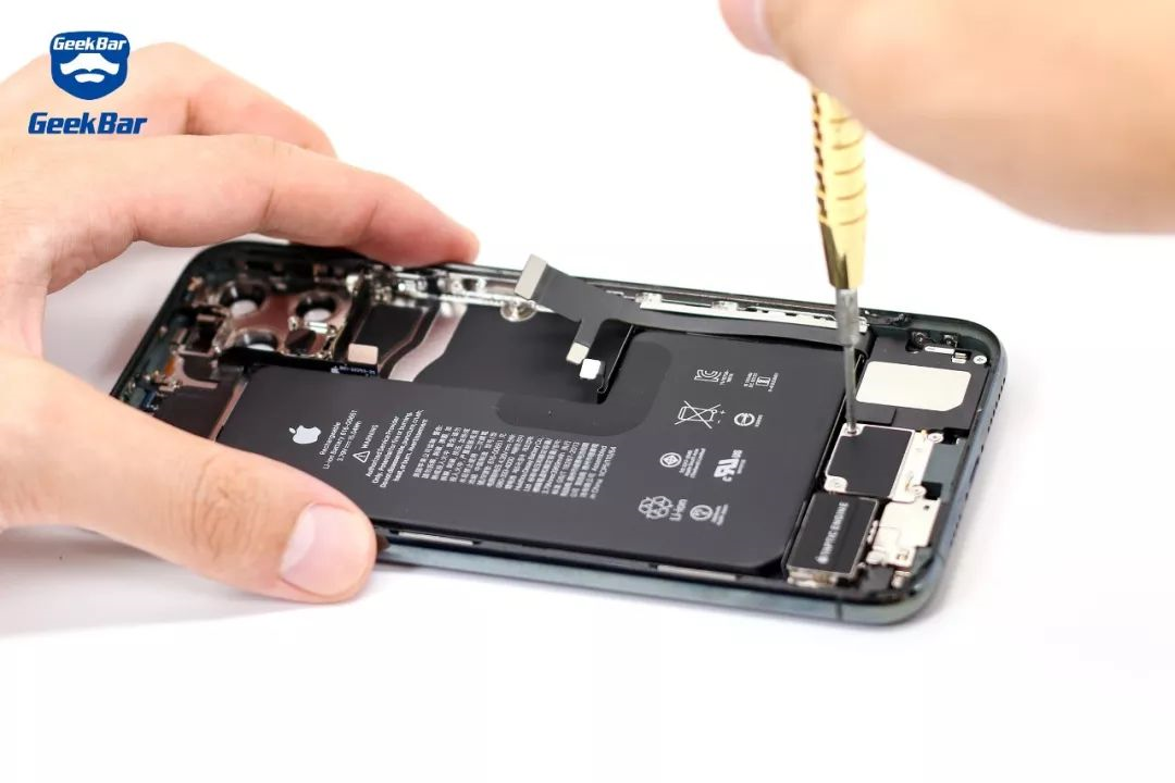 パネルビス(4つY形ビス)を外します。