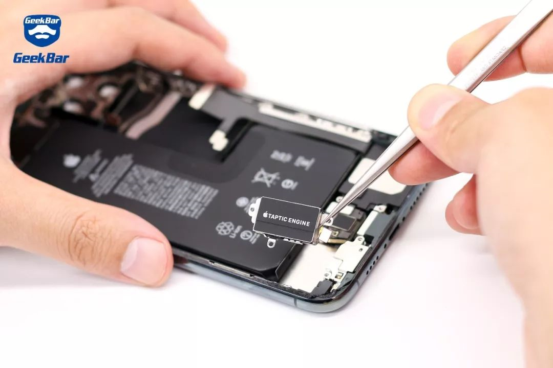 Taptic Engine バイブレーターを外します。