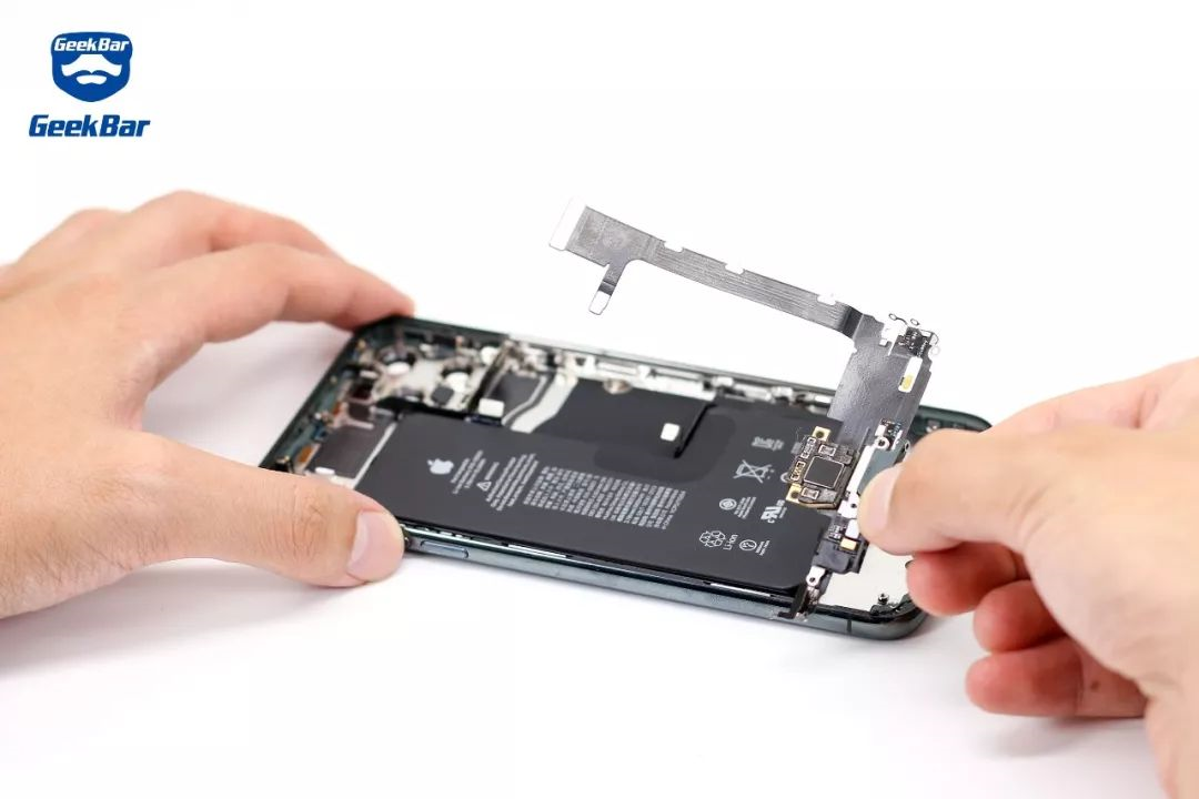 Lightning 接続器を外す