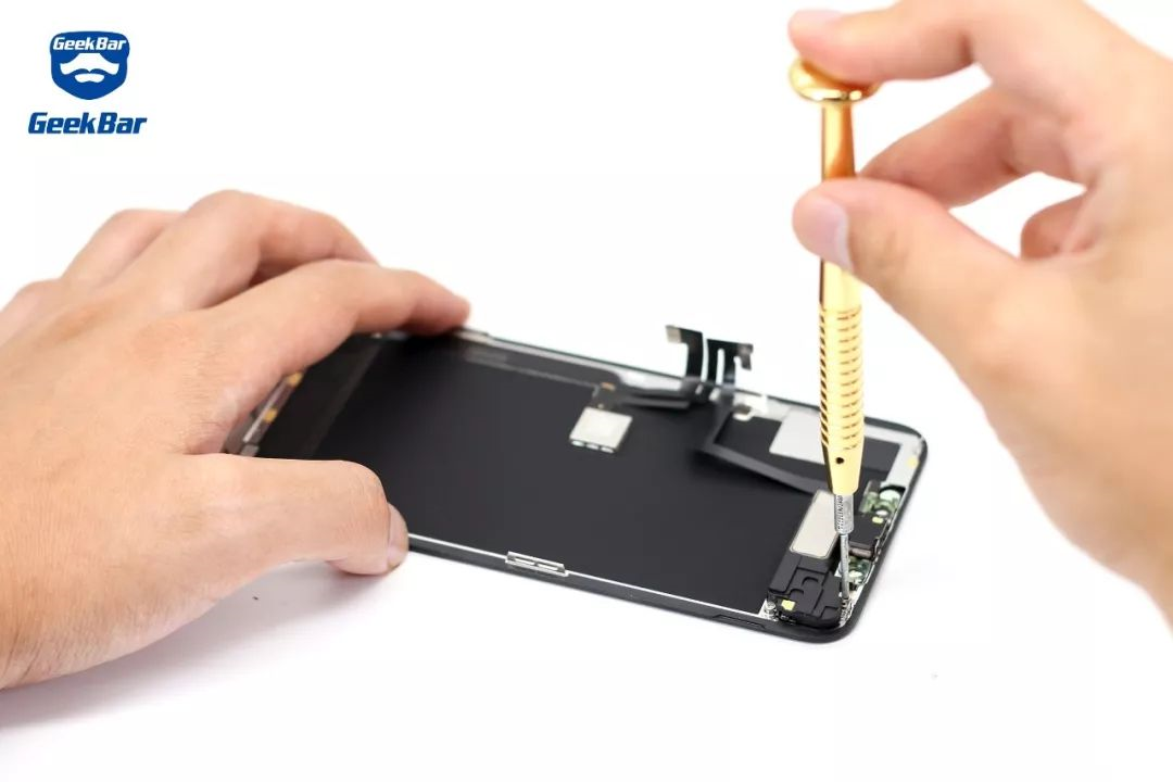 スピーカーを固定するビスを取り外します。