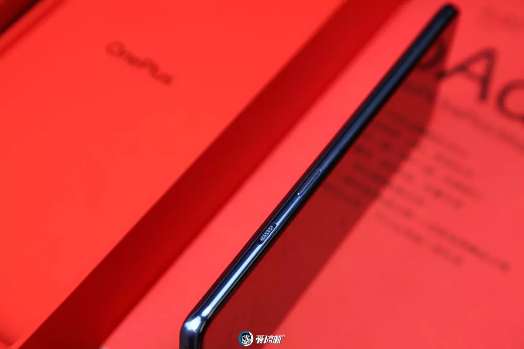 サイドボタンデザイン|OnePlus 7T レビュー