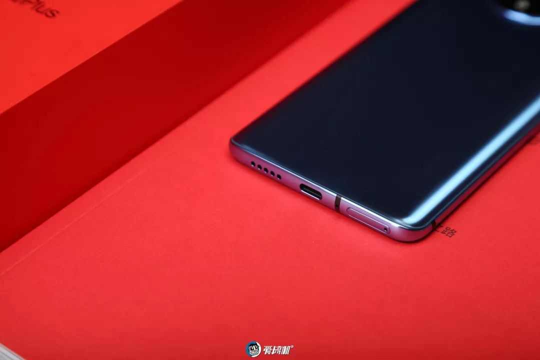 底部デザイン|OnePlus 7T レビュー