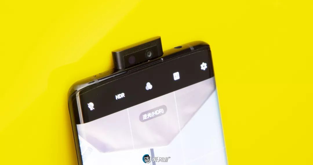 ポップアップ式フロントカメラ