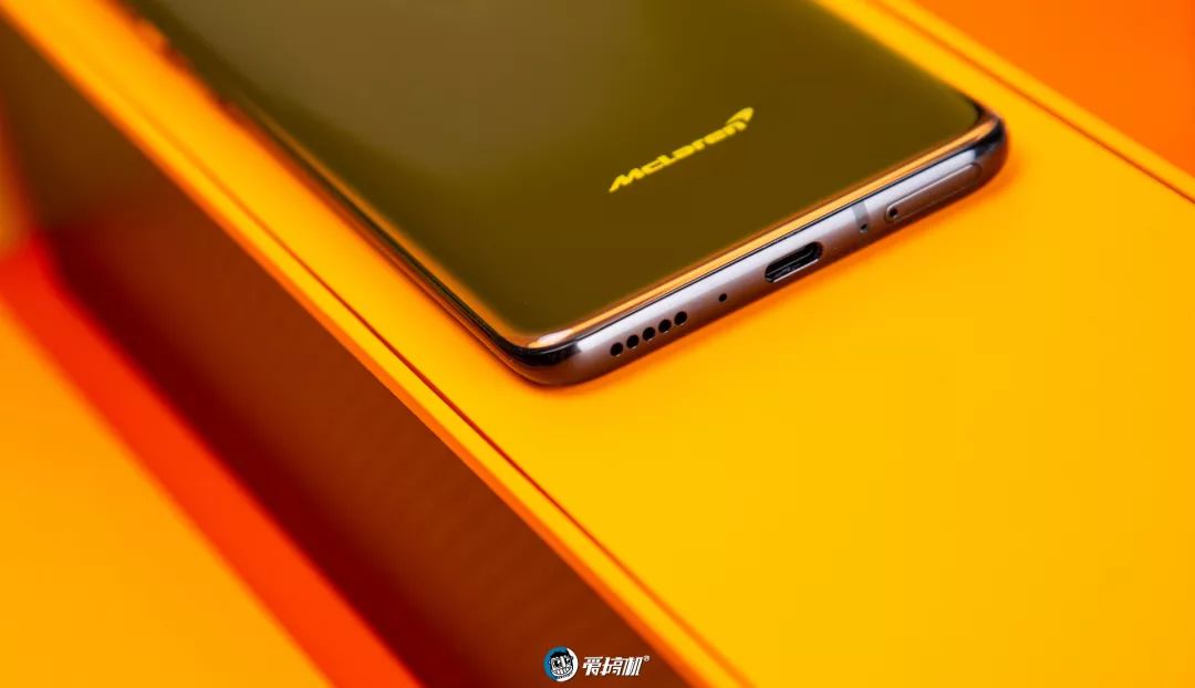 OnePlus 7T Pro McLarenのエッジ部分デザイン