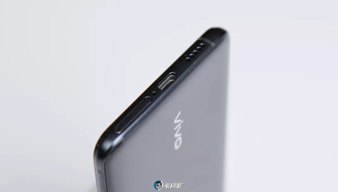 SIMカードスロット、Type-C接続口