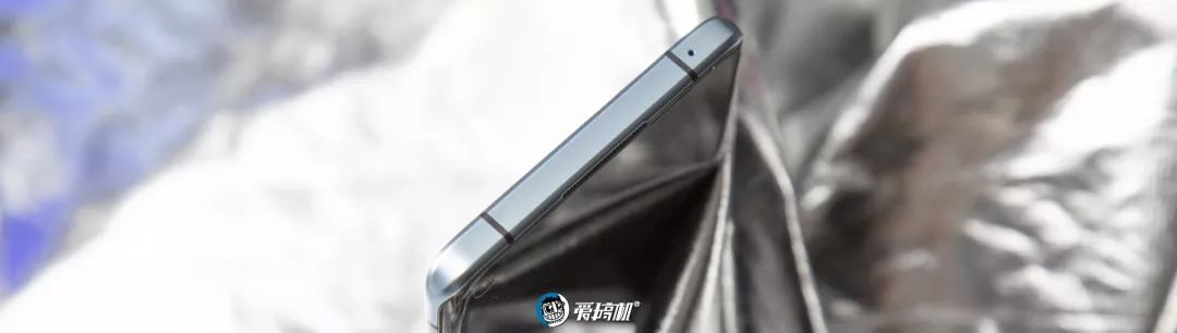 OPPO Reno3 Pro 5Gの上部デザイン