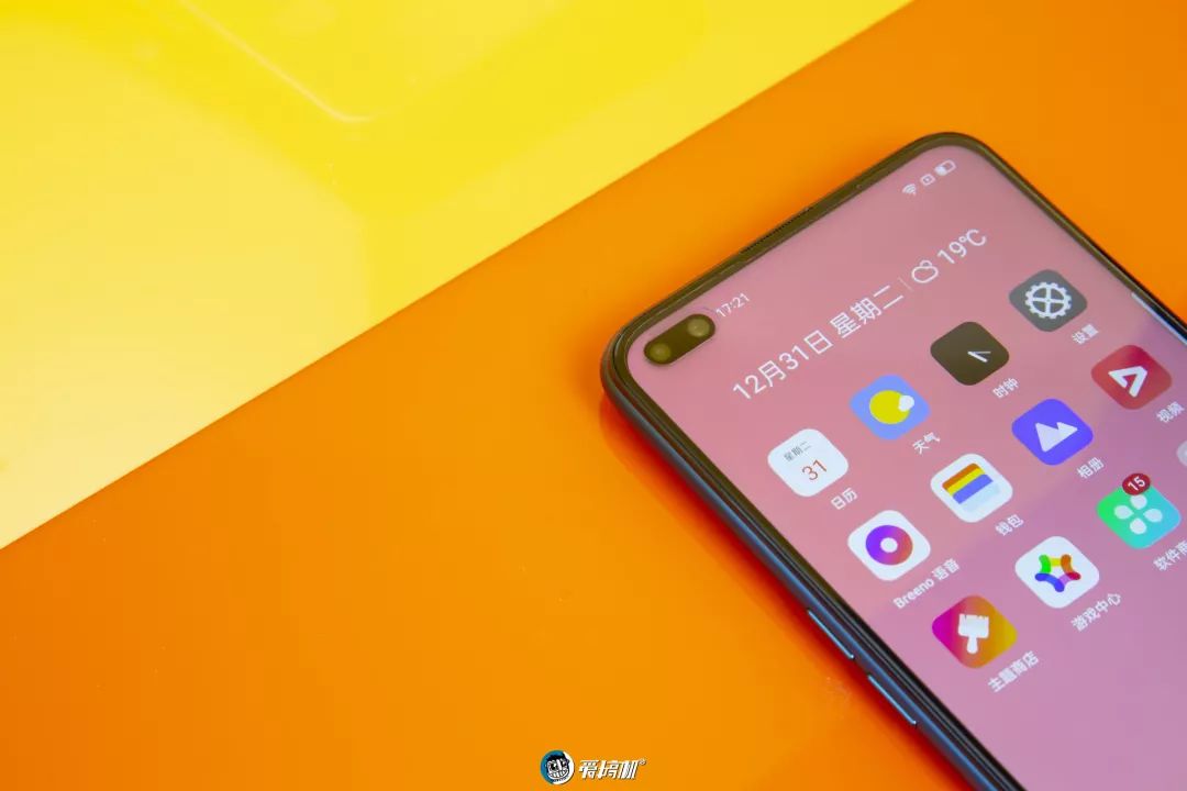 パンチホールデザイン