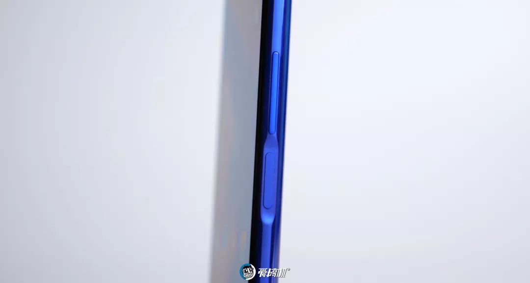 サイド指紋認証ロック解除ボタン