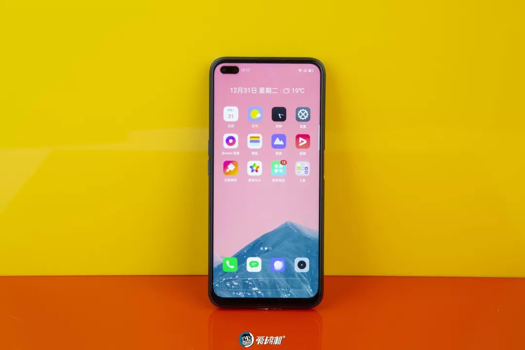 realme X50のフロントデザイン