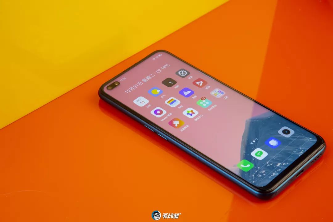 realme X50のフロントデザイン