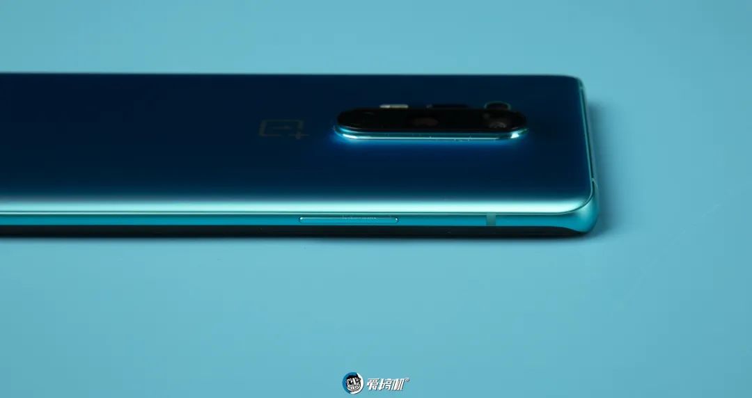 バックのパネルの曲率｜OnePlus 8 Proレビュー